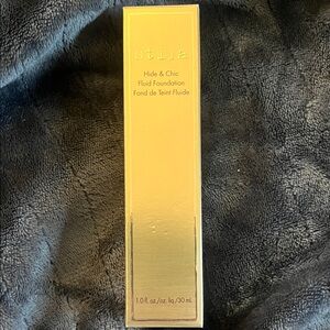 Stila Hide & Chic Foundation in Light Shade